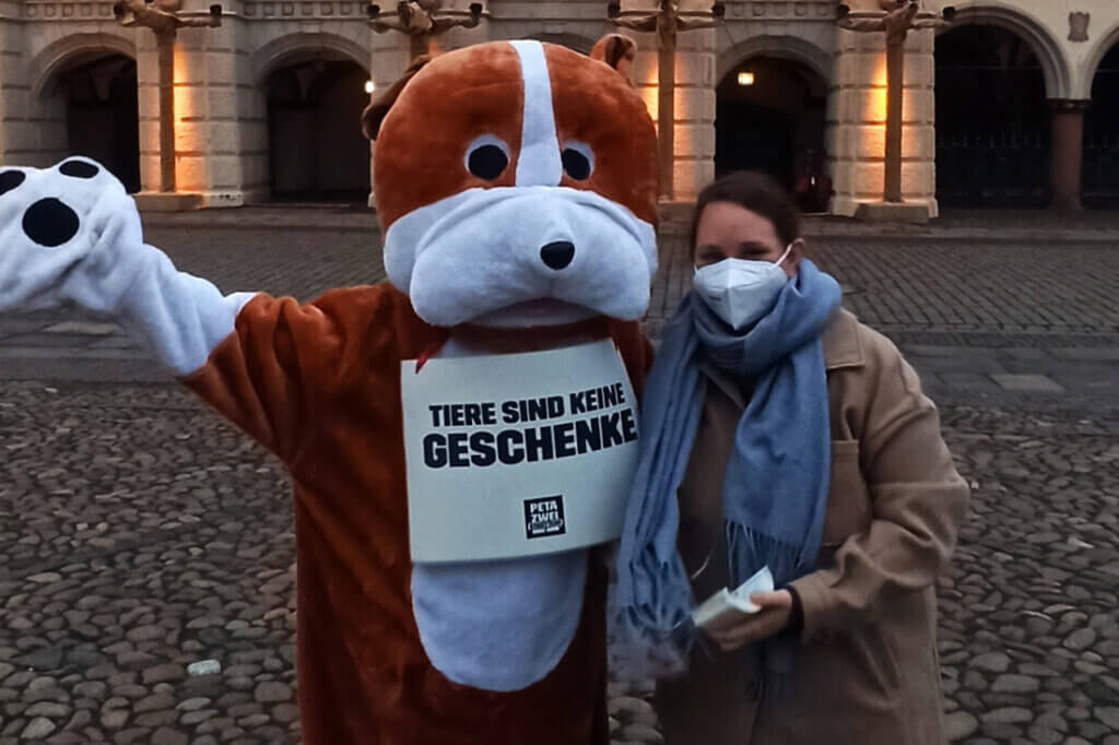 PETA ZWEI Streetteam im Hundekostuem