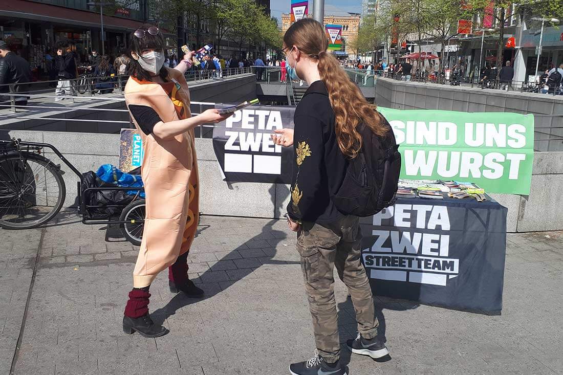 PETAZWEI Streetteam Hannover Wurst Aktion