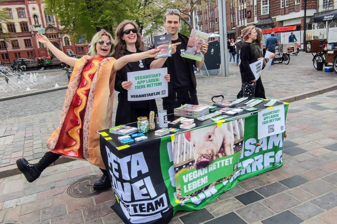 PETAZWEI Streetteam Rostock Wurst Aktion