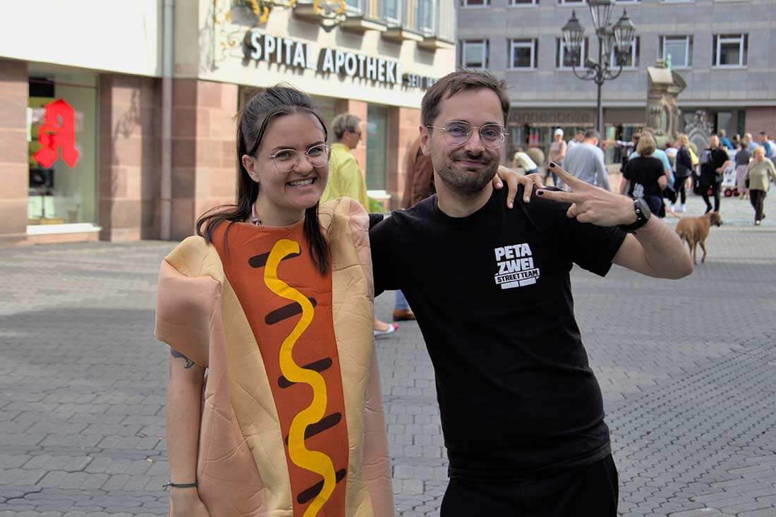 PETAZWEI Streetteam Nuernberg Wurst Aktion