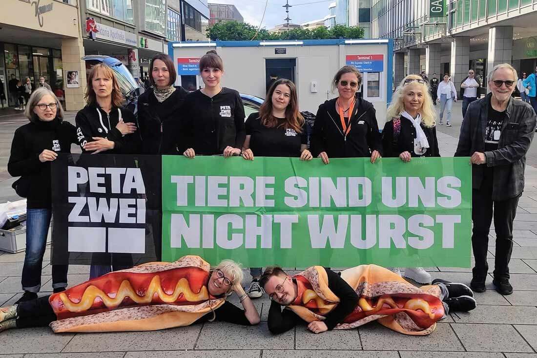 PETAZWEI Streetteam Saarbruecken Wurst Aktion