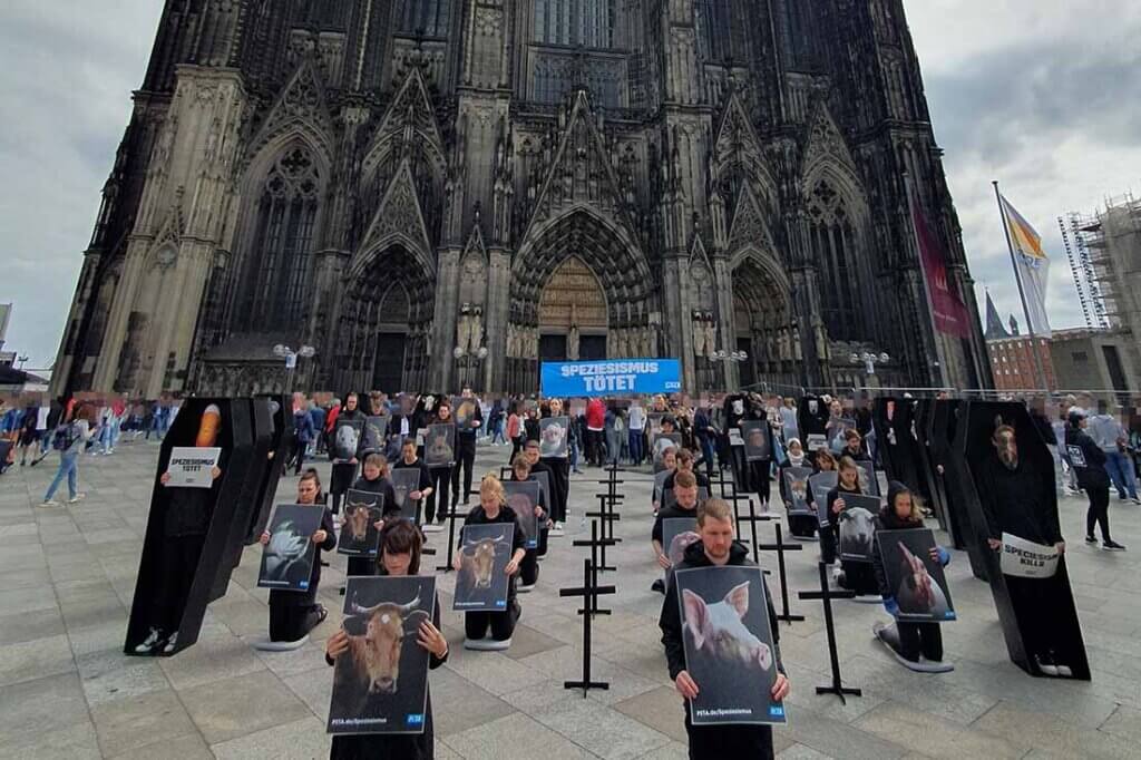 PETA Demo gegen Speziesismus vorm Koelner Dom.