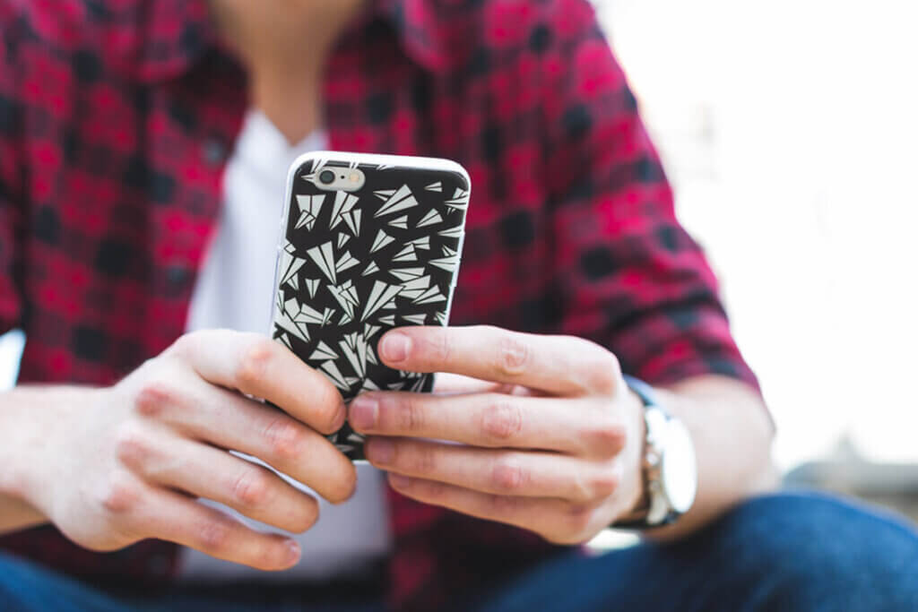 Mensch hält Smartphone in der Hand