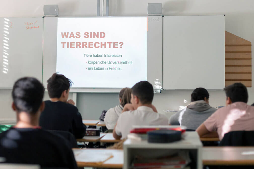 Kinder sitzen in einem Klassenzimmer