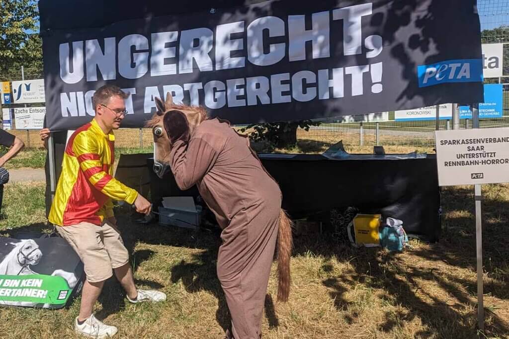 PETA Streetteam Demo gegen Pferderennen.