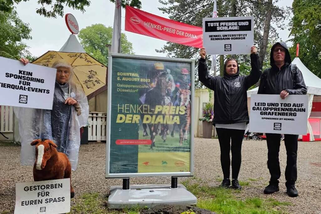 PETA Streetteam Demo gegen Pferderennen.