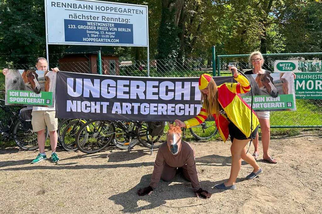 PETA Streetteam Demo gegen Pferderennen.
