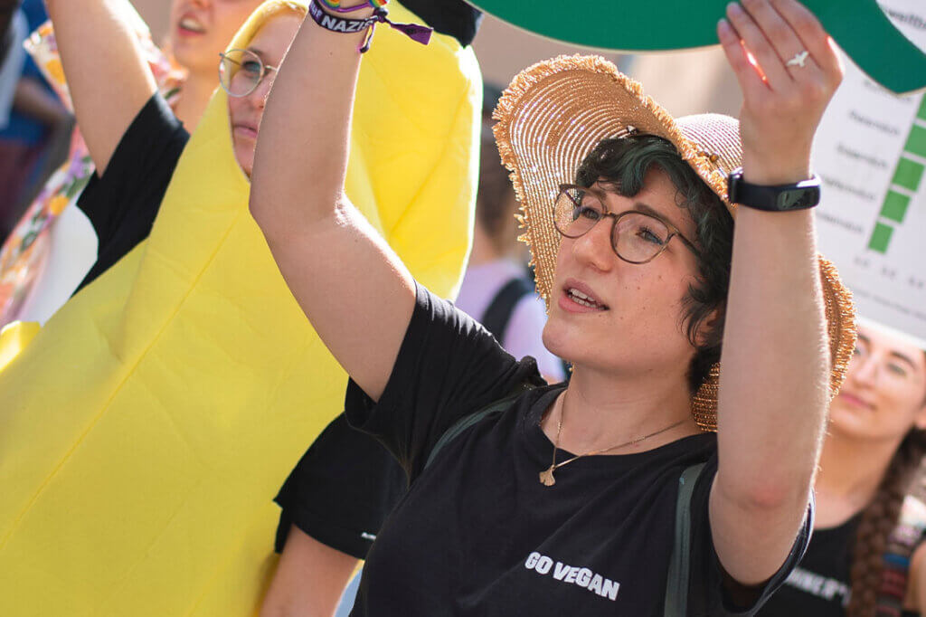 PETA Streetteam Demo. Frau mit Schild.