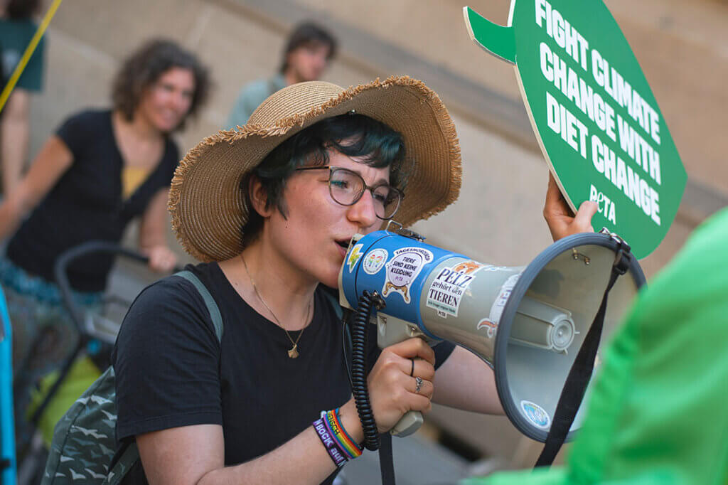 PETA Streetteam Demo. Frau mit Megafon.