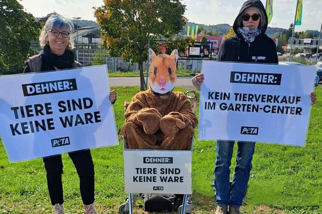 Menschen in Kostümen halten Schilder