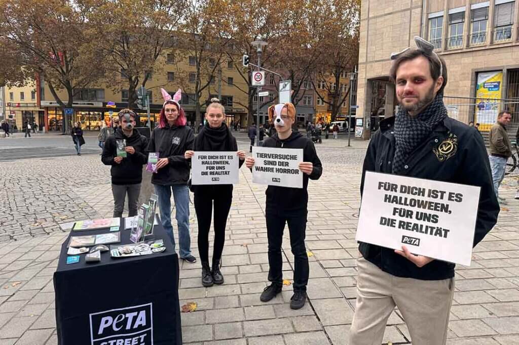 Menschen in Kostümen halten Schilder