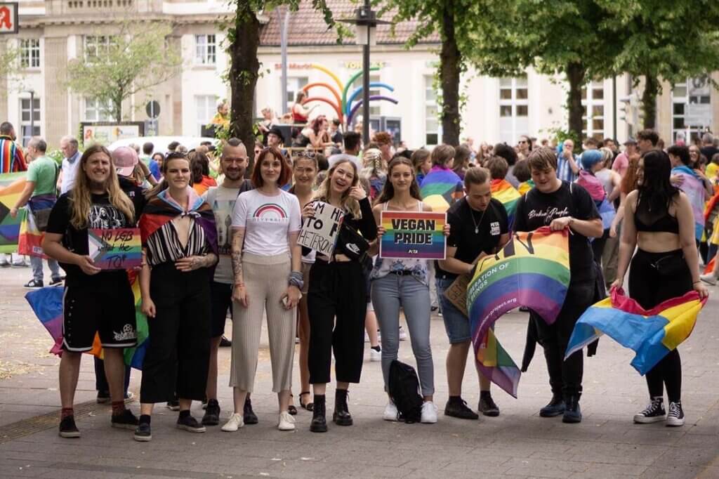 Menschen haben Pride Plakate und Flaggen in der Hand