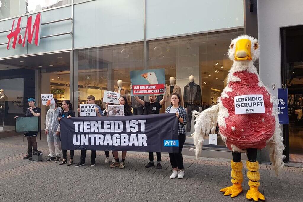 Menschen mit Banner auf der Strasse