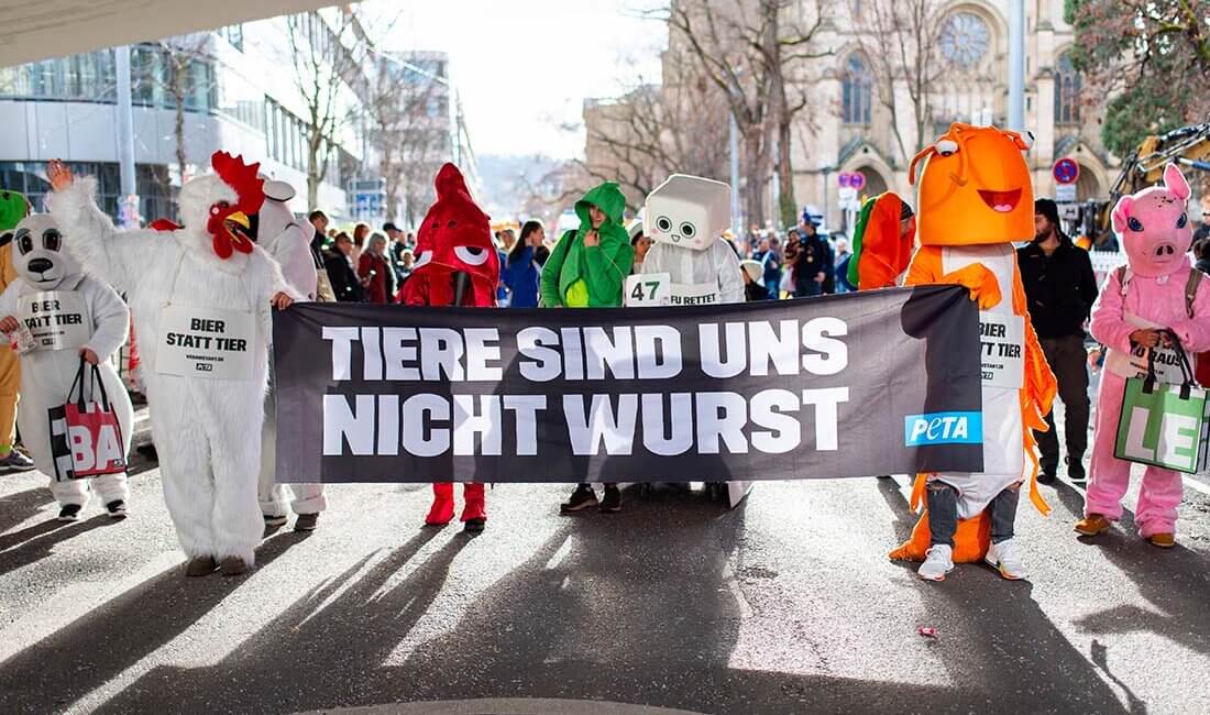Faschingsumzug mit PETA-Banner: Tiere sind uns nicht Wurst.