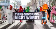 Faschingsumzug mit PETA-Banner: Tiere sind uns nicht Wurst.