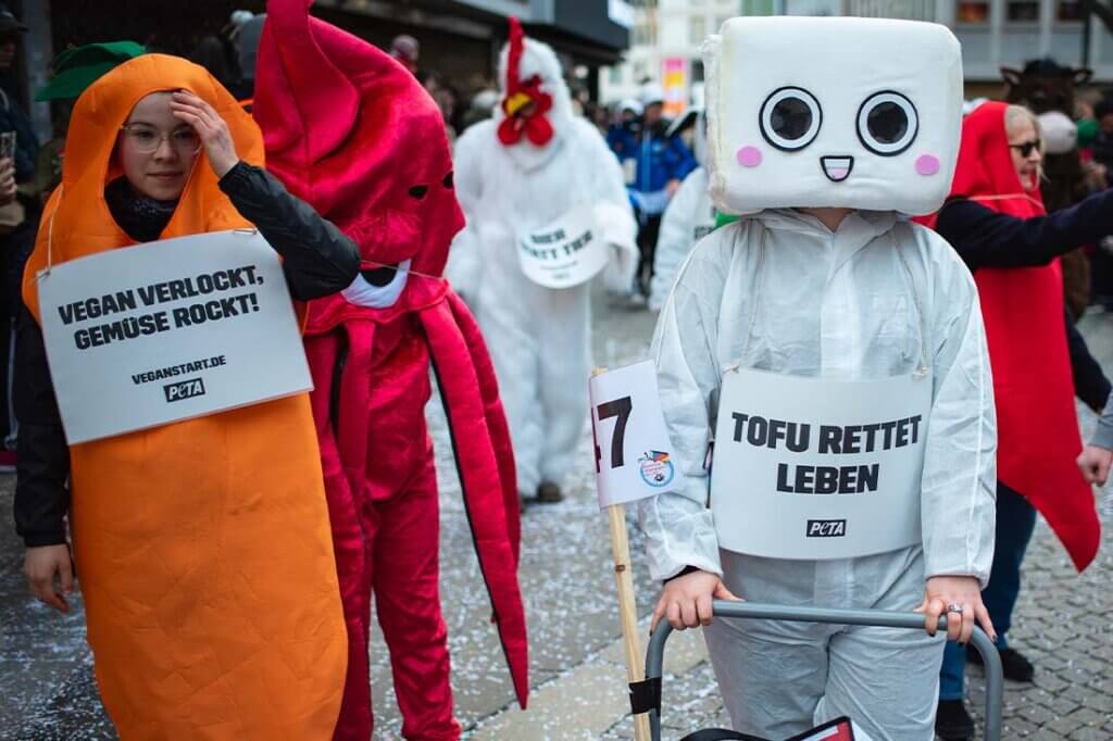 Faschingsumzug 2024 Stuttgart: PETA-Aktion für Tierrechte