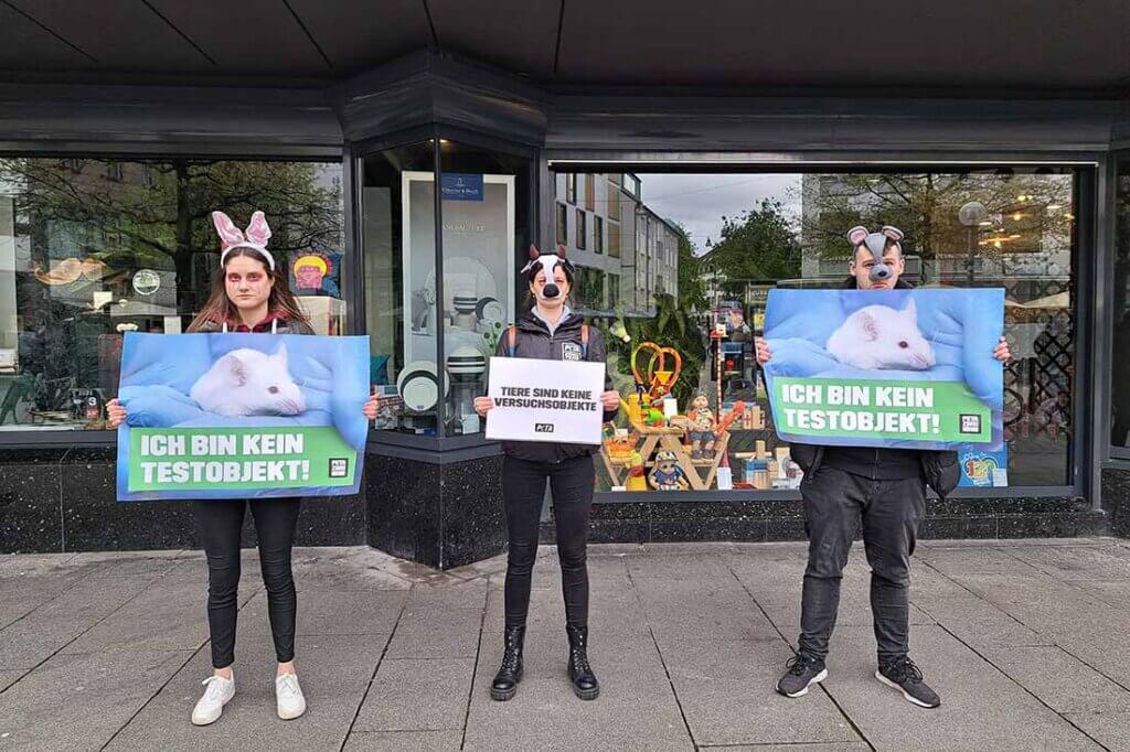Menschen halten Protestschilder in der Hand