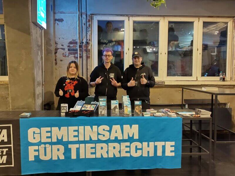 Konzertstand von PETA auf der Tour der Musikerin LINA.